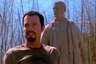 Jayne_Cobb_with_statue